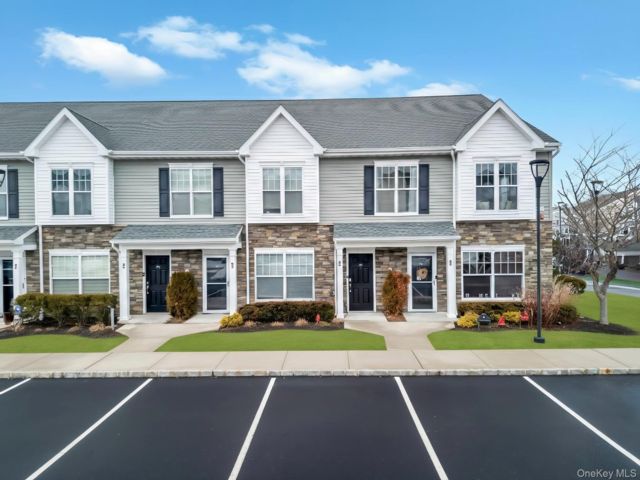  2 BR,  2.00 BTH &nbsp;Other style home in Central Islip