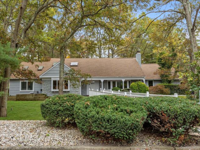  5 BR,  3.00 BTH &nbsp;Exp ranch style home in Melville