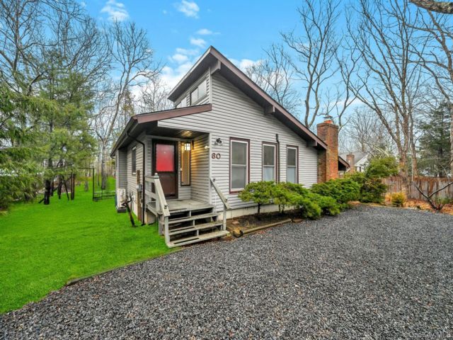  4 BR,  3.00 BTH &nbsp;Ranch style home in East Hampton