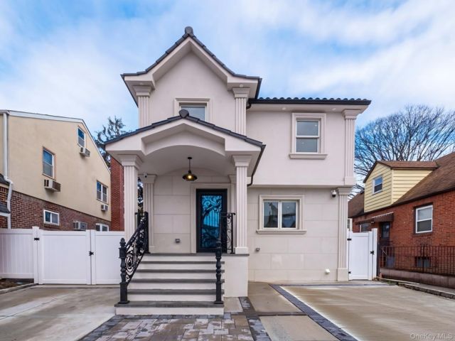  3 BR,  3.00 BTH &nbsp;Colonial style home in Fresh Meadows