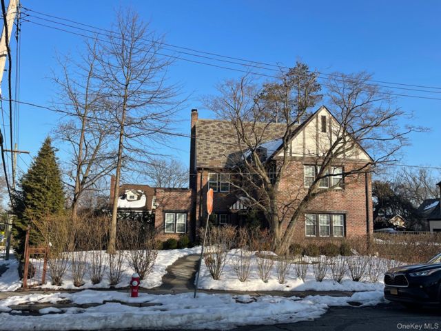  5 BR,  4.00 BTH &nbsp;Cape cod style home in Mount Vernon