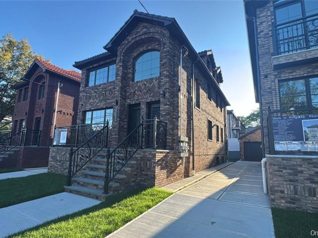  6 BR,  5.00 BTH &nbsp;House style home in Bayside