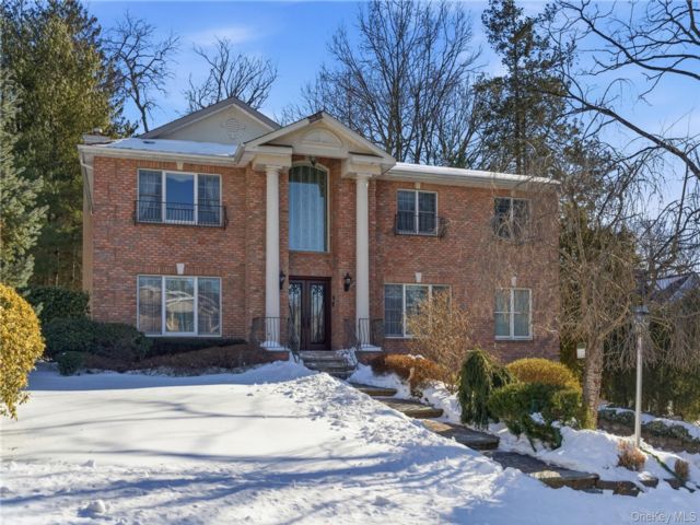  6 BR,  5.00 BTH &nbsp;Colonial style home in Roslyn