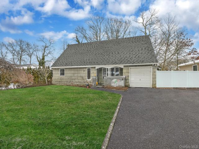  4 BR,  2.00 BTH &nbsp;Cape cod style home in Center Moriches