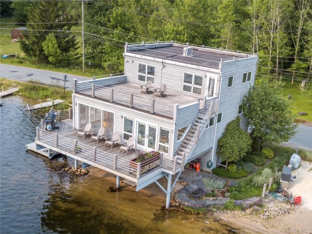  2 BR,  2.00 BTH &nbsp;Contemporary style home in Kauneonga Lake
