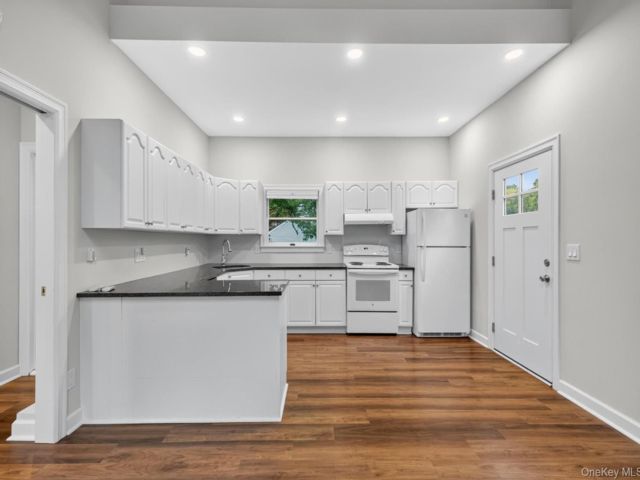  1 BR,  1.00 BTH &nbsp;Colonial style home in East Northport