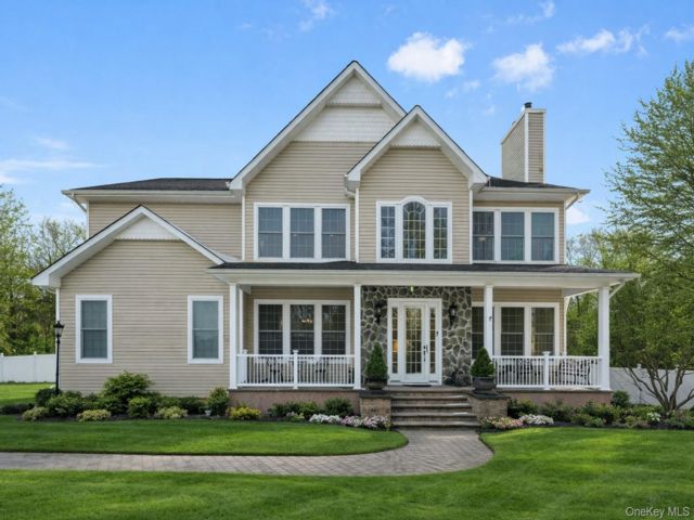  6 BR,  6.00 BTH &nbsp;Colonial style home in South Setauket