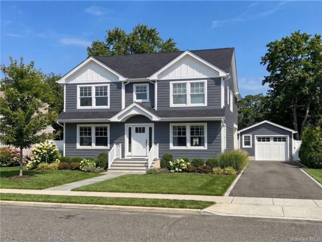  5 BR,  4.00 BTH &nbsp;Colonial style home in Merrick