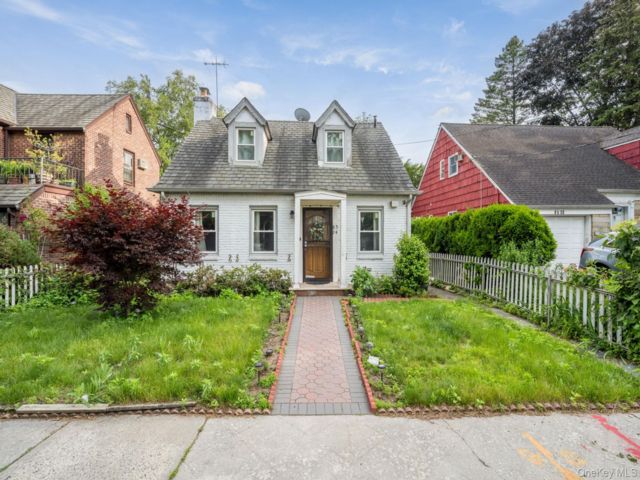 [Jamaica Estates Real Estate, listing number 7254741]