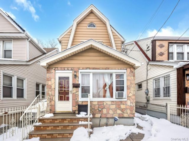  3 BR,  2.00 BTH &nbsp;Colonial style home in Saint Albans