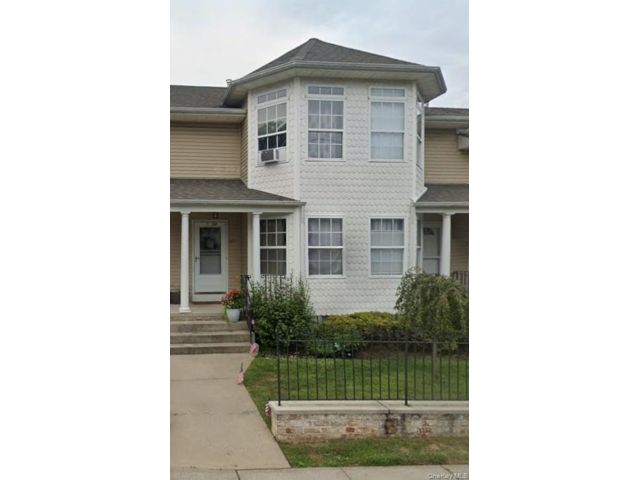  2 BR,  3.00 BTH &nbsp;Other style home in Glen Cove