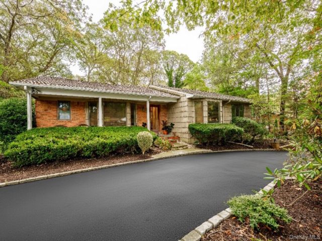  3 BR,  4.00 BTH &nbsp;Ranch style home in Melville