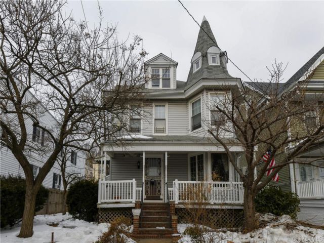  4 BR,  2.00 BTH &nbsp;Victorian style home in Woodhaven