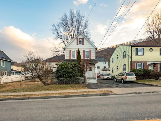  5 BR,  4.00 BTH &nbsp;Colonial style home in Haverstraw