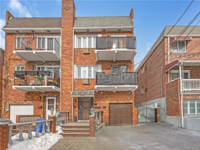  7 BR,  5.00 BTH &nbsp;House style home in Maspeth