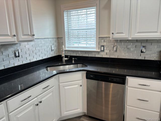  2 BR,  2.00 BTH &nbsp;Ranch style home in Riverhead