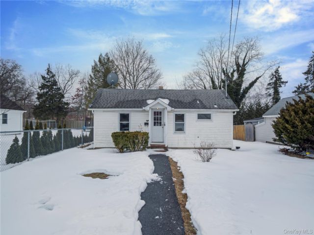 2 BR,  1.00 BTH &nbsp;Ranch style home in Riverhead