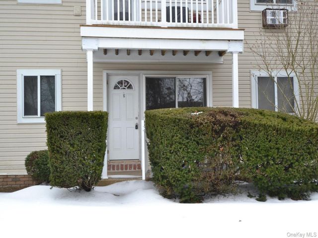  2 BR,  1.00 BTH &nbsp;Garden style home in Central Islip