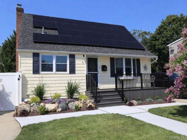  4 BR,  2.00 BTH &nbsp;Exp cape style home in Wantagh