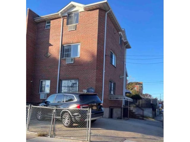  4 BR,  3.00 BTH &nbsp;House style home in Corona