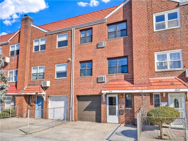  5 BR,  3.00 BTH &nbsp;House style home in Astoria