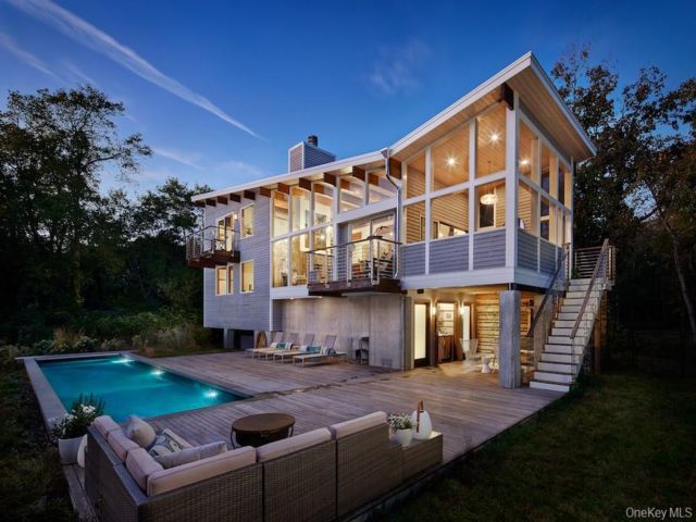  3 BR,  4.00 BTH &nbsp;Contemporary style home in Center Moriches