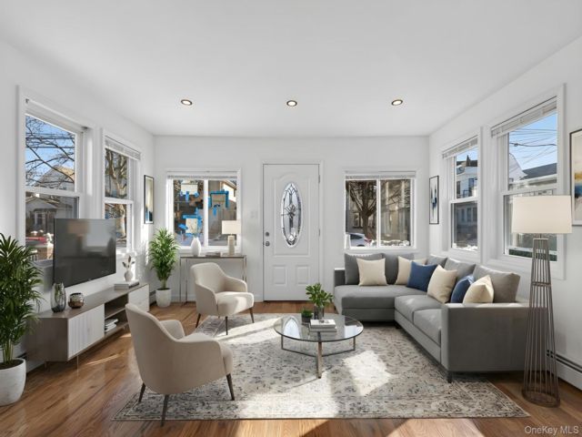  4 BR,  3.00 BTH &nbsp;House style home in Jamaica