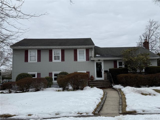 3 BR,  2.00 BTH &nbsp;Split level style home in Garden City