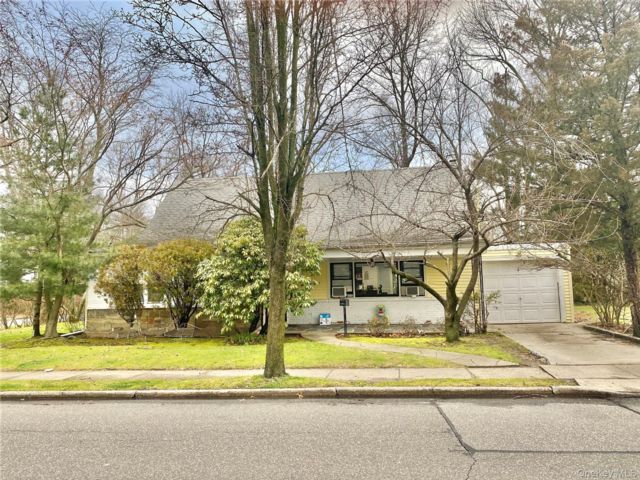  5 BR,  2.00 BTH &nbsp;Exp ranch style home in Great Neck