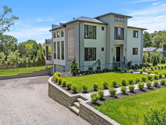  5 BR,  5.00 BTH &nbsp;Modern style home in Jamesport