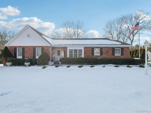  3 BR,  3.00 BTH &nbsp;Ranch style home in Farmingville