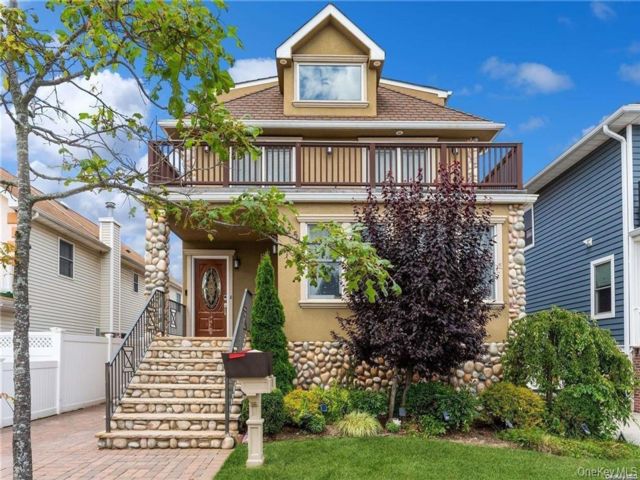  3 BR,  2.00 BTH &nbsp;Traditional style home in Long Beach