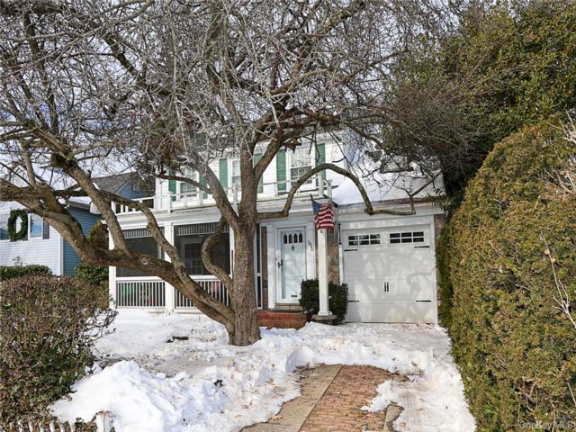  3 BR,  2.00 BTH &nbsp;Colonial style home in Oceanside