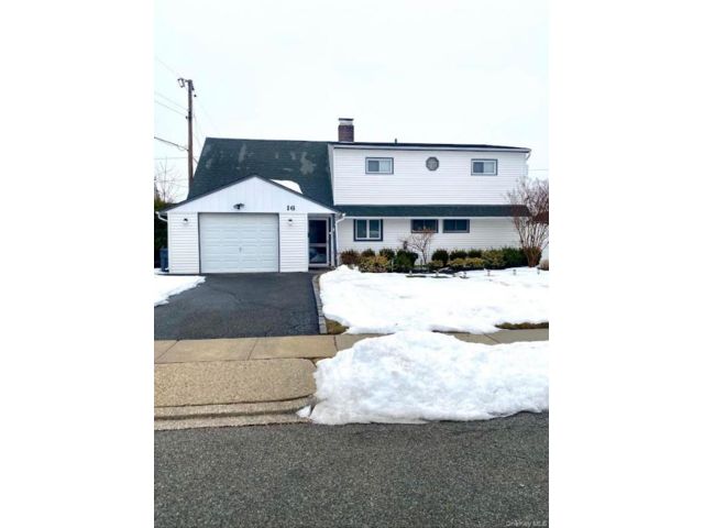  4 BR,  2.00 BTH &nbsp;Exp cape style home in Levittown