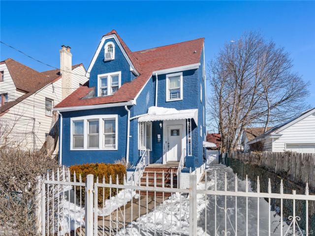  6 BR,  3.00 BTH &nbsp;House style home in Queens Village
