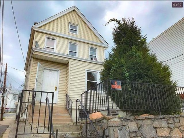  2 BR,  2.00 BTH &nbsp;Split level style home in Yonkers