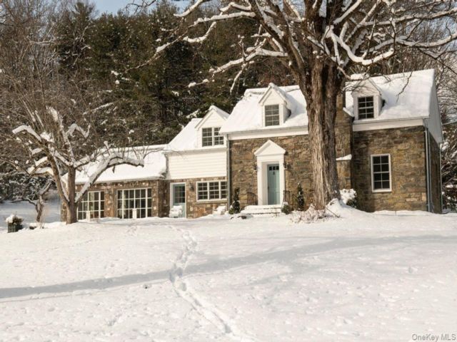  4 BR,  3.00 BTH &nbsp;Colonial style home in Stone Ridge