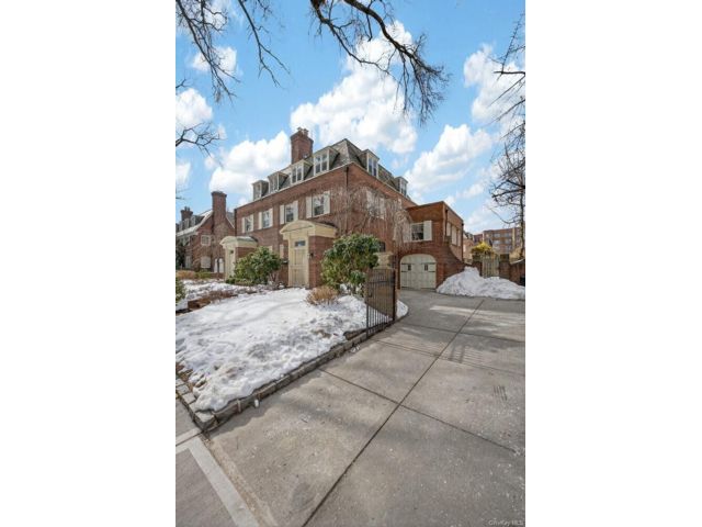 5 BR,  5.00 BTH &nbsp;House style home in Jackson Heights