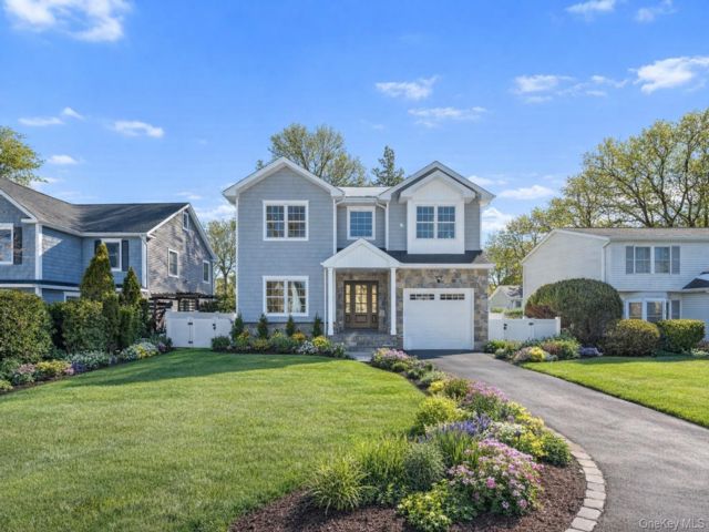  5 BR,  4.00 BTH &nbsp;Craftsman style home in Carle Place