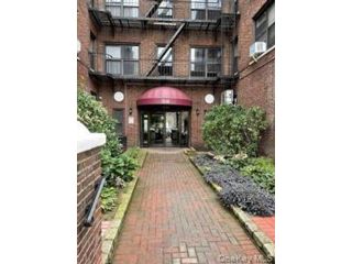  1 BR,  1.00 BTH &nbsp;Traditional style home in Forest Hills
