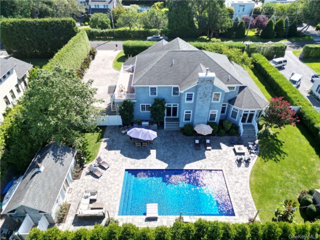  5 BR,  4.00 BTH &nbsp;Colonial style home in Remsenburg