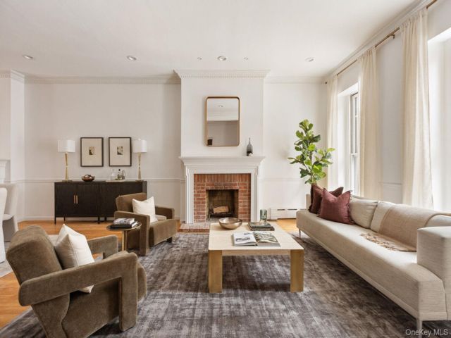  6 BR,  6.00 BTH &nbsp;House style home in Cobble Hill
