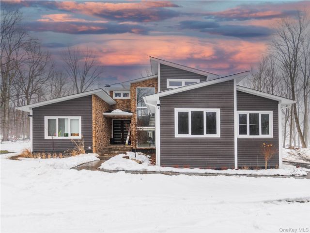  4 BR,  3.00 BTH &nbsp;Contemporary style home in Bloomingburg