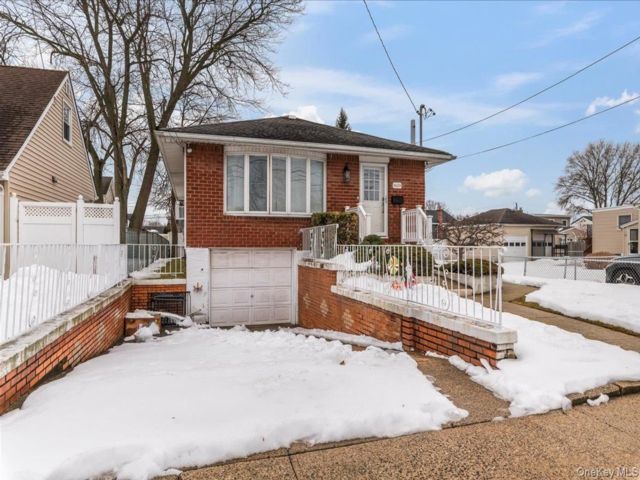  3 BR,  2.00 BTH &nbsp;Ranch style home in Seaford