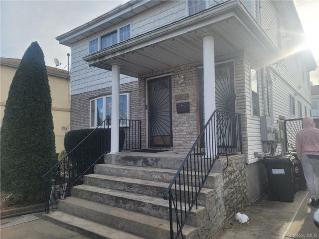  6 BR,  4.00 BTH &nbsp;House style home in Far Rockaway