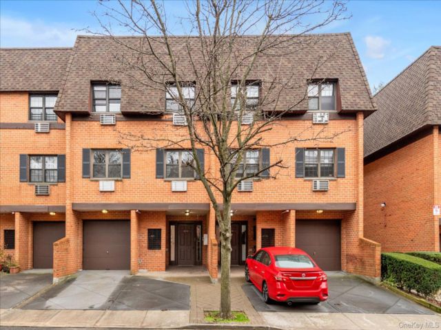  3 BR,  2.00 BTH &nbsp;Garden style home in Bayside