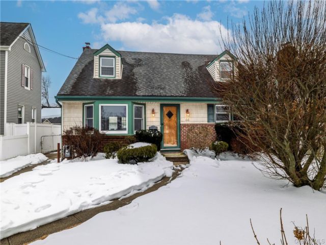  2 BR,  1.00 BTH &nbsp;Cape cod style home in Lynbrook