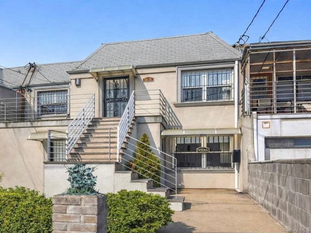  2 BR,  1.00 BTH &nbsp;Mid-century mod style home in Woodside