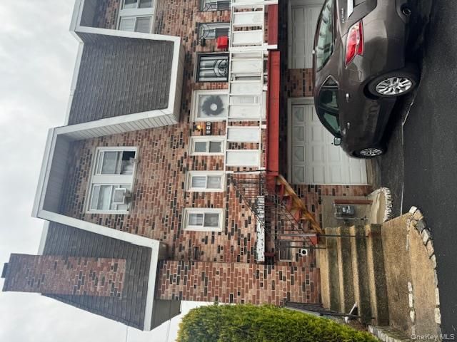  3 BR,  3.00 BTH &nbsp;Condo style home in Far Rockaway