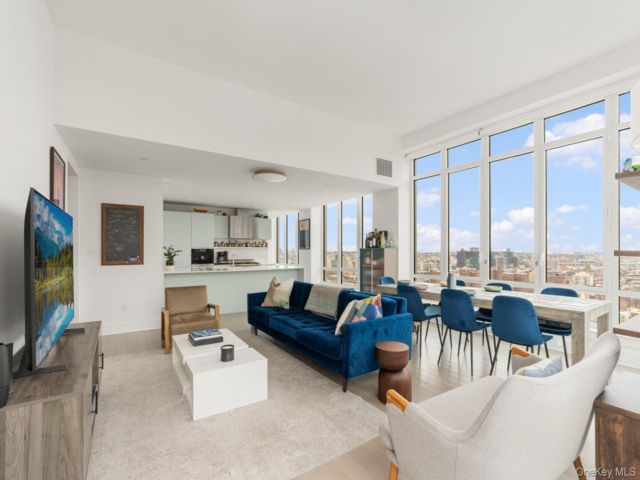  4 BR,  4.00 BTH &nbsp;Condo style home in Cobble Hill